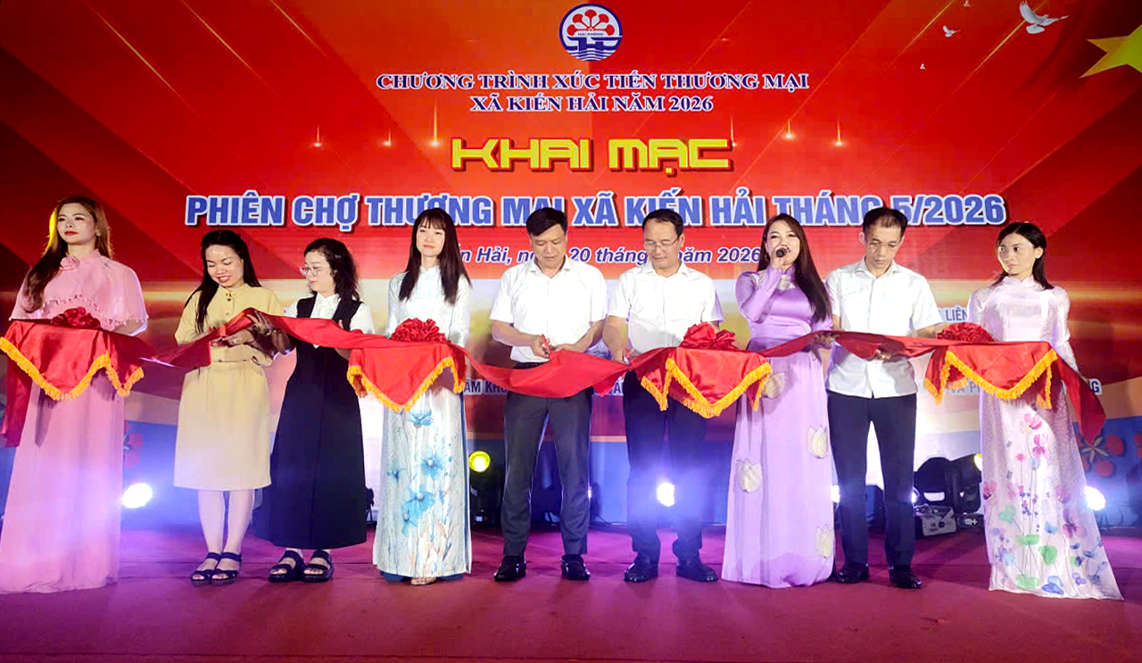 Cắt băng khai mạc phiên chợ TM xã Kiến Hải 2026.jpg